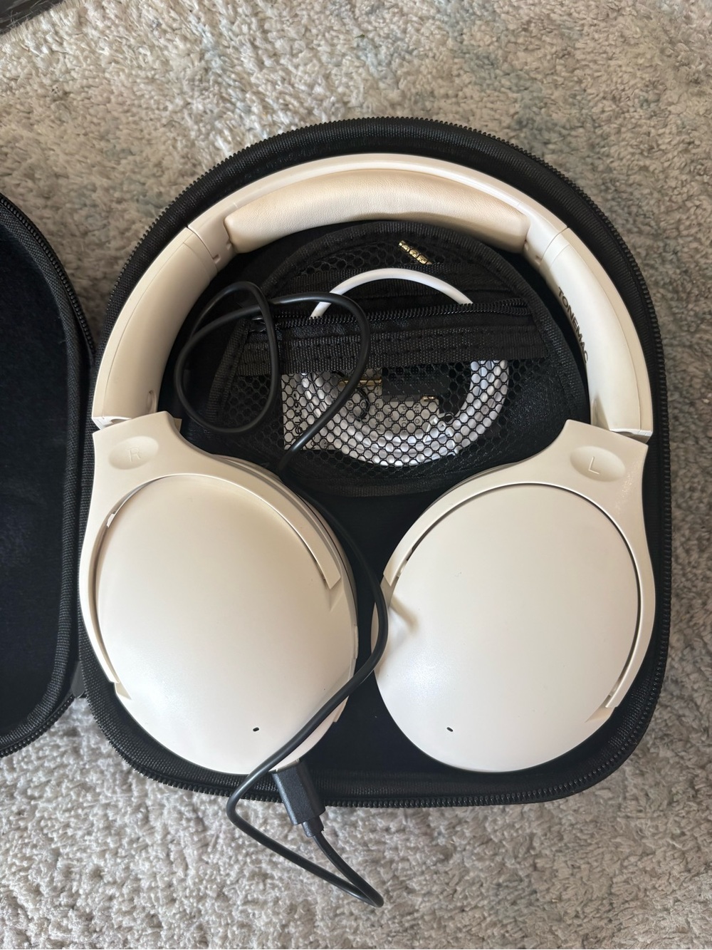 Source Unknown White Over-Ear Wired Headphones with Carry Case